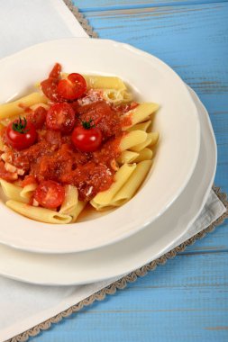 Makarna ve küçük domatesli domates sosu.