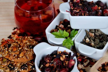 Beyaz kaplarda kurutulmuş meyve ve kurutulmuş çay karışımı.
