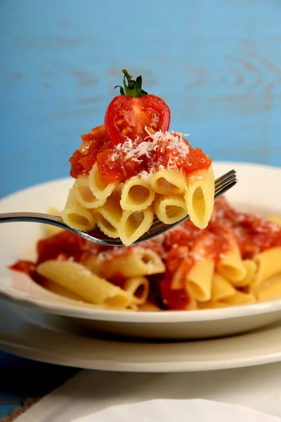 Penne Con Salsa Pomodoro Formaggio Grattugiato Una Forchetta — Foto Stock