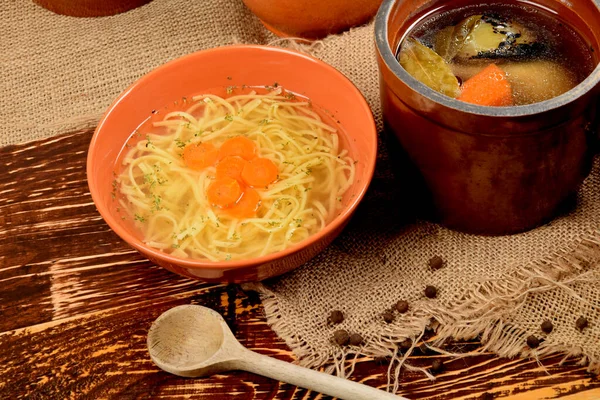 Caldo Galinha Cozido Com Cebola Queimada Uma Tigela Uma Mesa — Fotografia de Stock