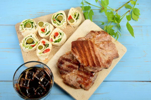 Zwei Stücke Gegrilltes Fleisch Auf Einer Kochplatte Mit Tortillenstücken Neben — Stockfoto