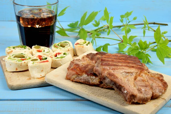 Zwei Stücke Gegrilltes Fleisch Auf Einer Kochplatte Mit Tortillenstücken Neben — Stockfoto