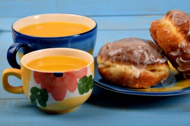 İki tatlı çörek ve iki fincan portakal suyu.