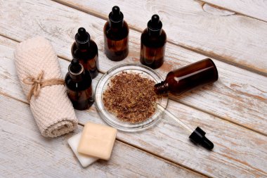 Doğal, küçük sabunlar eşliğinde yüz ve deco maskeleri yapmak için keten tohumu ve yağlar.