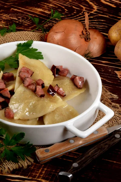 Bolinhos Fritos Recheados Com Batatas Cebolas Com Pedaços Salsicha Defumada — Fotografia de Stock