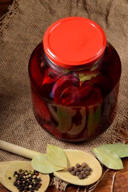 Evde bitki yetiştirmek için büyük bir kavanozda baharatlı pancar doğranmış.