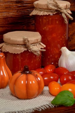 taze domates suyu bir bardak fesleğen ile