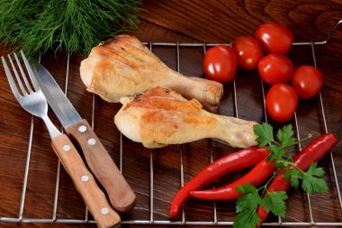 ızgara domates, otlar, maydanoz ve acı biber ile baharat tavuk bacakları