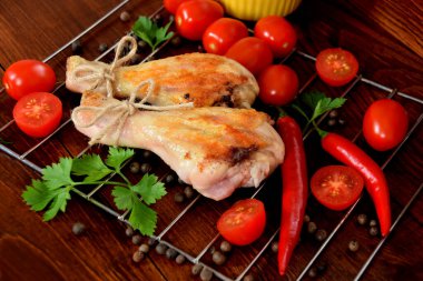 ızgara domates, otlar, maydanoz ve acı biber ile baharat tavuk bacakları