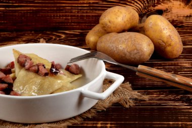 Kızarmış hamur köftesi ve füme sosis.