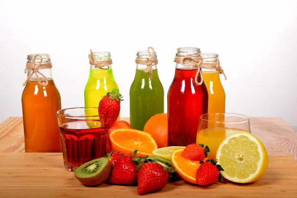 新鲜水果中的健康果汁 图库图片