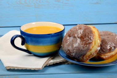 Tatlı çörekler ve bir fincan portakal suyu.