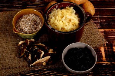 Çamurda lahana turşusu, kurutulmuş erik, kurutulmuş yulaf mantarı ve arpa lapası.