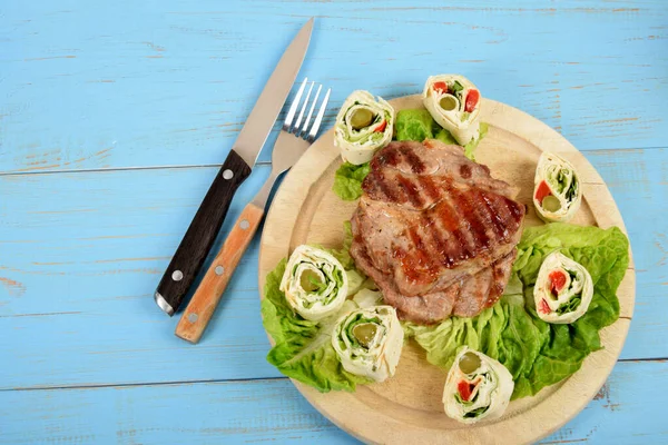 Tortilla Scheiben Geschnitten Mit Gemüse Neben Gebratenem Steak Vom Grill — Stockfoto