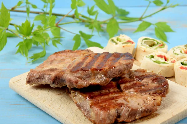 Gegrilltes Fleisch Auf Einem Küchentisch Mit Bunten Tortilla Stücken — Stockfoto