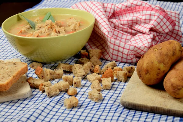 Zuppa Fatta Casa Verdure Una Ciotola Verde Con Pezzi Pane — Foto Stock