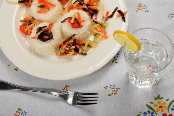 Prato Vegetariano Com Arroz Branco Legumes Uma Placa Branca — Fotografia de Stock