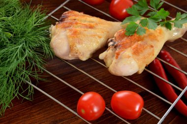 ızgara domates, otlar, maydanoz ve acı biber ile baharat tavuk bacakları