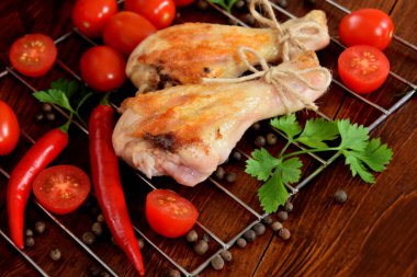 ızgara domates, otlar, maydanoz ve acı biber ile baharat tavuk bacakları