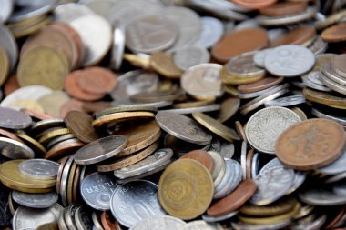 Dünyanın çeşitli yerlerinden eski paralar dolaşımdan çekildi.
