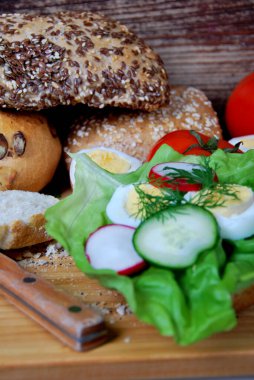 Marul, jambon ve haşlanmış yumurta halkaları, turp ve dereotlu sandviç.