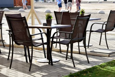 Karantina sırasında açık kafelerde ve barlarda boş koltuklar