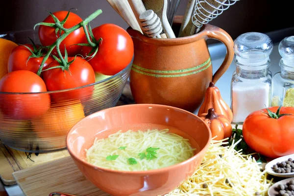 Caldo Pollo Delicado Tazón Junto Tomates Especias Utensilios Cocina — Foto de Stock