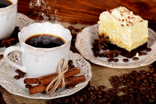 Cangkir Retro Dengan Kopi Panas Dan Kue Dengan Krim Cokelat — Stok Foto