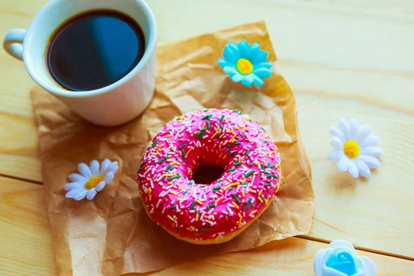 Donut Morango Xícara Café Fundo Madeira — Fotografia de Stock