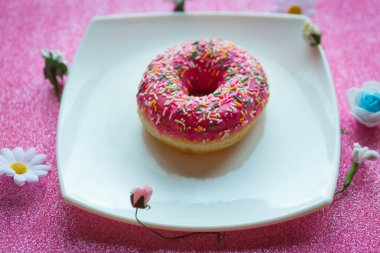 Beyaz tabakta çilekli çörek resmi. Sevgililer Günü konsepti