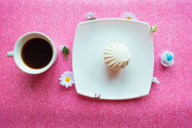 Pembe parıltılı arka planda kahve fincanı ve zefir, üst manzara. Sevgililer Günü tebrik kartı.