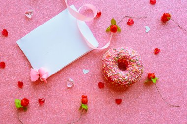 Beyaz model boş ve parlak pembe arka planda donut. Sevgililer Günü tebrik kartı. 
