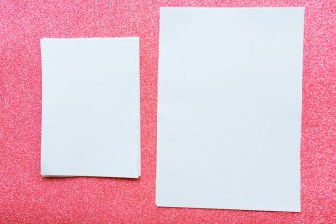 Pembe arka planda iki tane boş model.