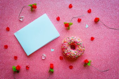 Beyaz model boş ve parlak pembe arka planda donut. Sevgililer Günü tebrik kartı. 