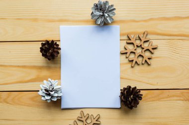 Ahşap arka planda boş model ve noel süslemesi
