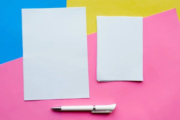 Twee Witte Mockup Blanks Pen Geometrische Blauwe Gele Roze Achtergrond — Stockfoto