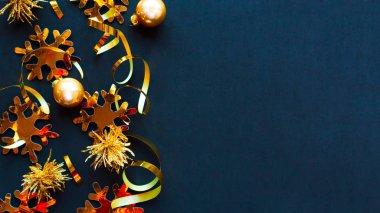 Siyah arka planda Noel süsleri olan düz bir fotoğraf. Mutlu Noeller ve mutlu yıllar. Üst görünüm, boşluğu kopyala. Xmas tebrik kartı