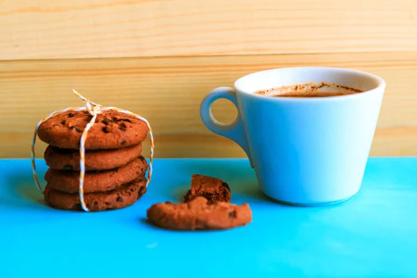 木制背景的巧克力曲奇饼和咖啡杯 — 图库照片