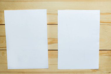 Ahşap arka planda iki beyaz model boş. Düz konum, üst görünüm, kopyalama alanı