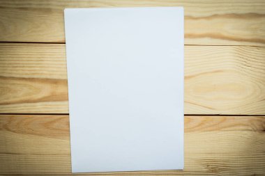 Tahta arka planda beyaz model boş, düz konum