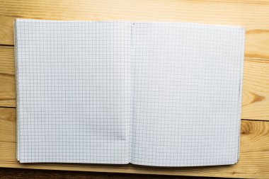 Ahşap arka plan üzerine açık defter