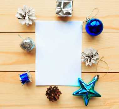 Noel ya da Yeni Yıl tebrik kartı ahşap arka planda