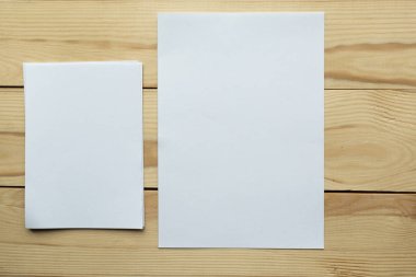 Ahşap arka planda iki beyaz model boş. Düz konum, üst görünüm, kopyalama alanı