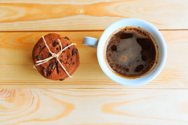 Choklad Chip Cookies Och Kaffekopp Trä Bakgrund Ovanifrån — Stockfoto