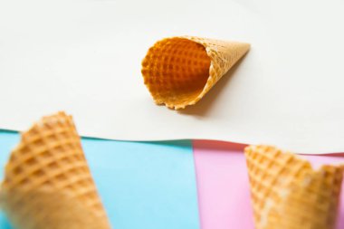 Pastel mavi ve pembe arka planda waffle külahları