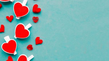 Sevgililer Günü konsepti. Mavi arka planda el yapımı kalpler. Düz konum, üst görünüm, kopyalama alanı, pankart