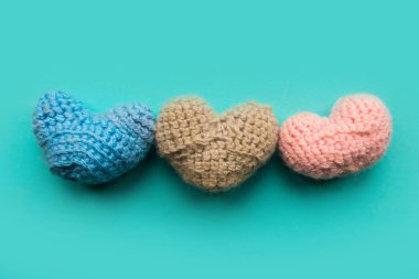 Mavi arka planda el yapımı kalpler. Sevgililer Günün kutlu olsun. 14 Şubat tebrik kartı