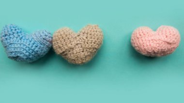 Parlak mavi arka planda üç kalp.