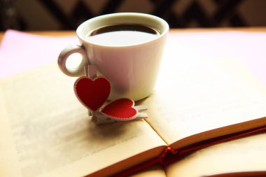 Kahve fincanı ve kalpler masanın üzerinde. Sevgililer Günü tebrik kartı.