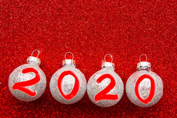 Zilveren Kerstballen Met 2020 Nummers Felrode Glitterachtergrond Vlakke Lay Bovenrand — Stockfoto